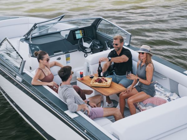 8640-AVIARA_AV28_STERN-80